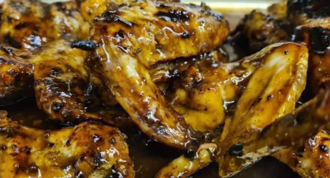 Crispy and spicy chicken wings